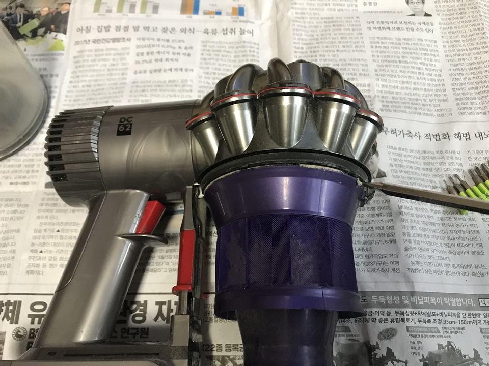 다이슨 V6 무선 진공청소기 셀프 분해 및 청소 하기