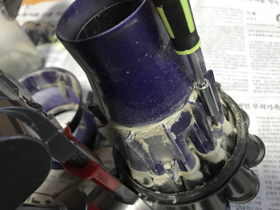 다이슨V6 청소기 셀프 분해 및 청소 하기