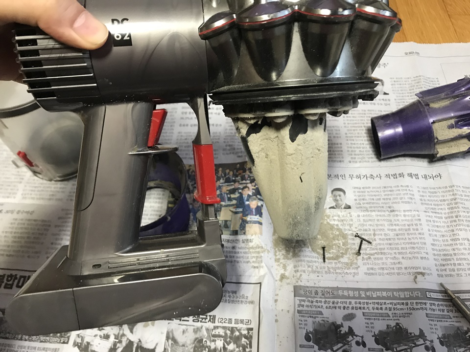 다이슨V6 청소기 셀프 분해 및 청소 하기
