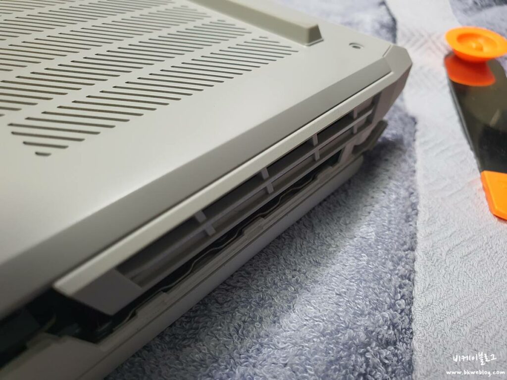 레노버 리전 5 프로 16ARH R7 3060 하판 분해 - SSD 추가