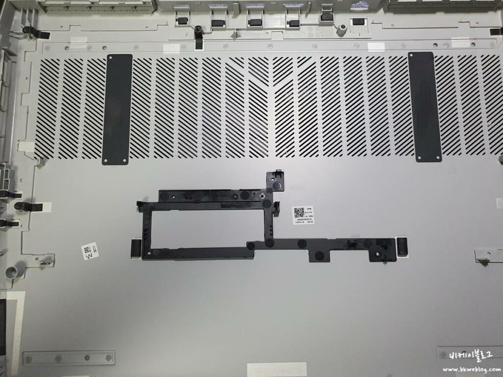 레노버 리전 5 프로 16ARH R7 3060 하판 분해 - SSD 추가