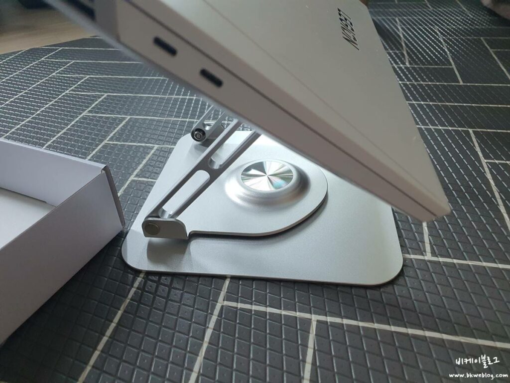 라라밤 노트북 거치대 - 360도 회전, 16인치 게이밍 노트북도 거뜬