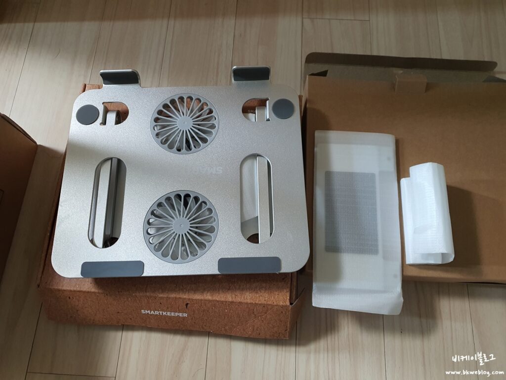 스마트키퍼 노트북 거치대 후기 - 거북목 증후군 예방, 알루미늄 바디에 쿨링팬까지?