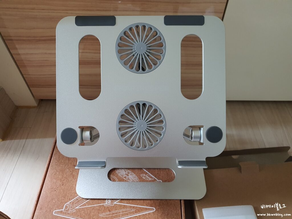 스마트키퍼 노트북 거치대 후기 - 거북목 증후군 예방, 알루미늄 바디에 쿨링팬까지?