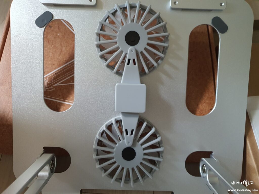 스마트키퍼 노트북 거치대 후기 - 거북목 증후군 예방, 알루미늄 바디에 쿨링팬까지?