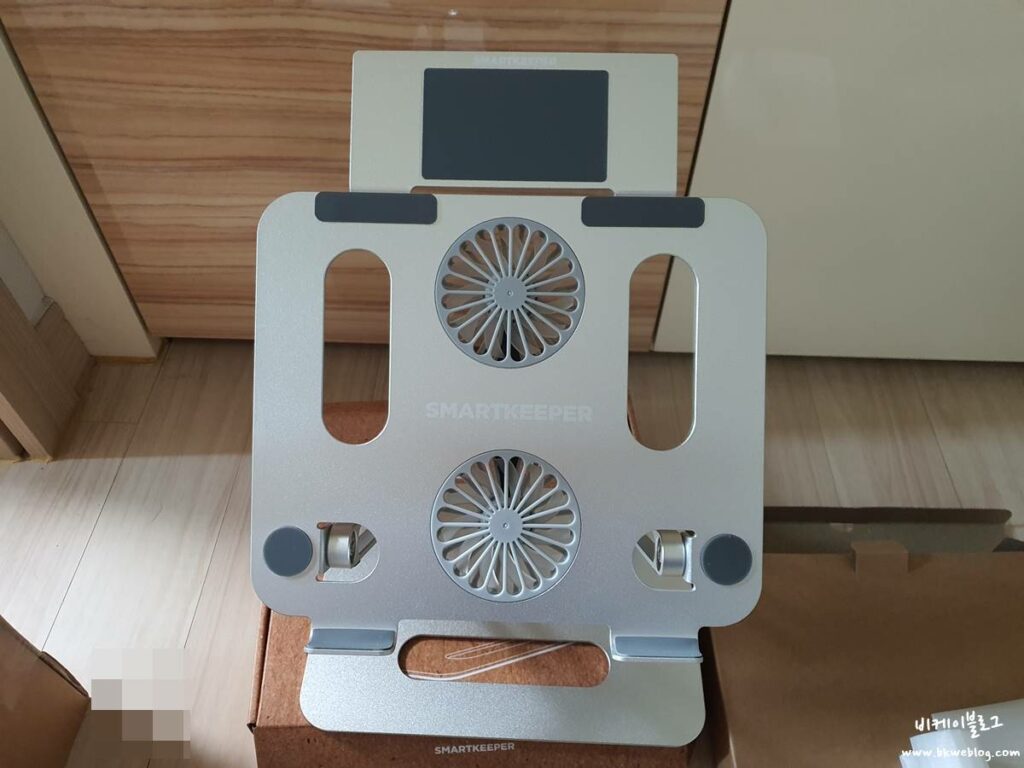 스마트키퍼 노트북 거치대 후기 - 거북목 증후군 예방, 알루미늄 바디에 쿨링팬까지?