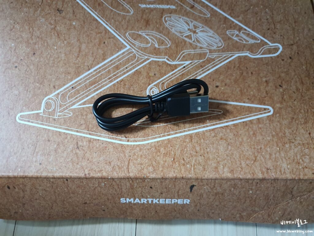 스마트키퍼 노트북 거치대 후기 - 거북목 증후군 예방, 알루미늄 바디에 쿨링팬까지?