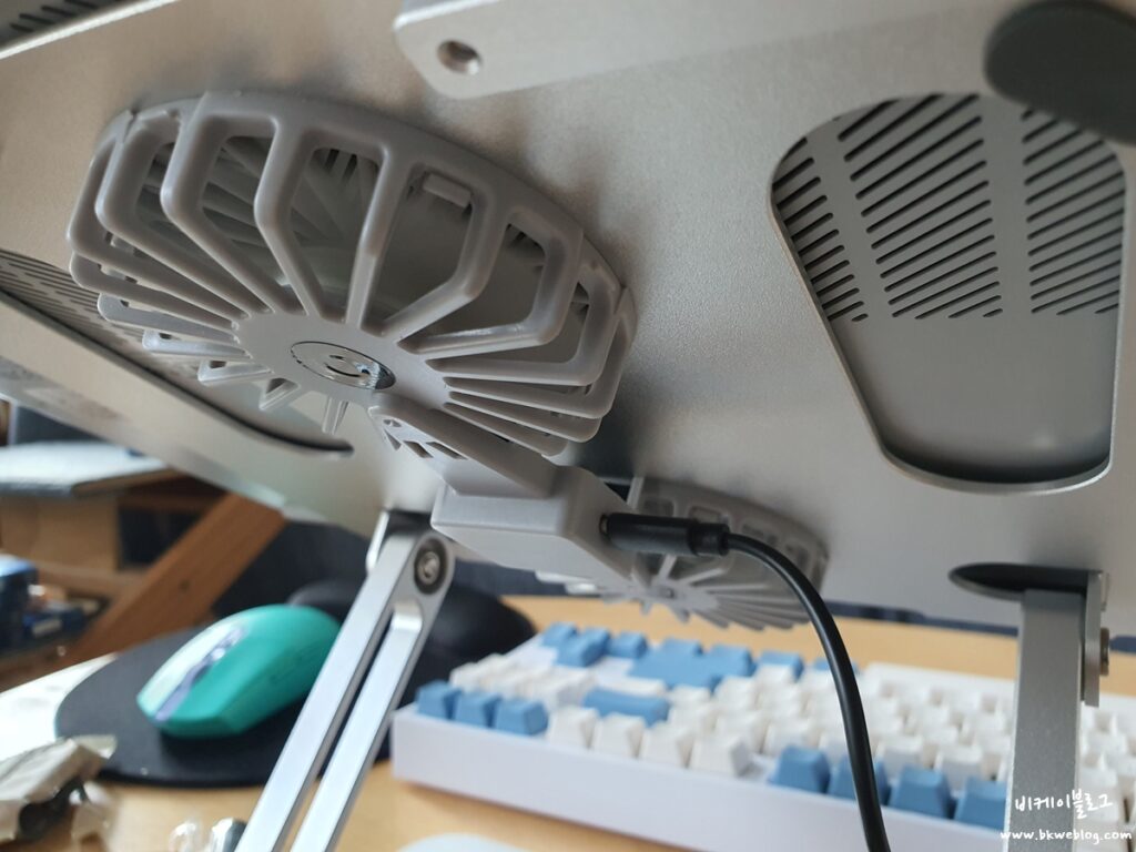 스마트키퍼 노트북 거치대 후기 - 거북목 증후군 예방, 알루미늄 바디에 쿨링팬까지?