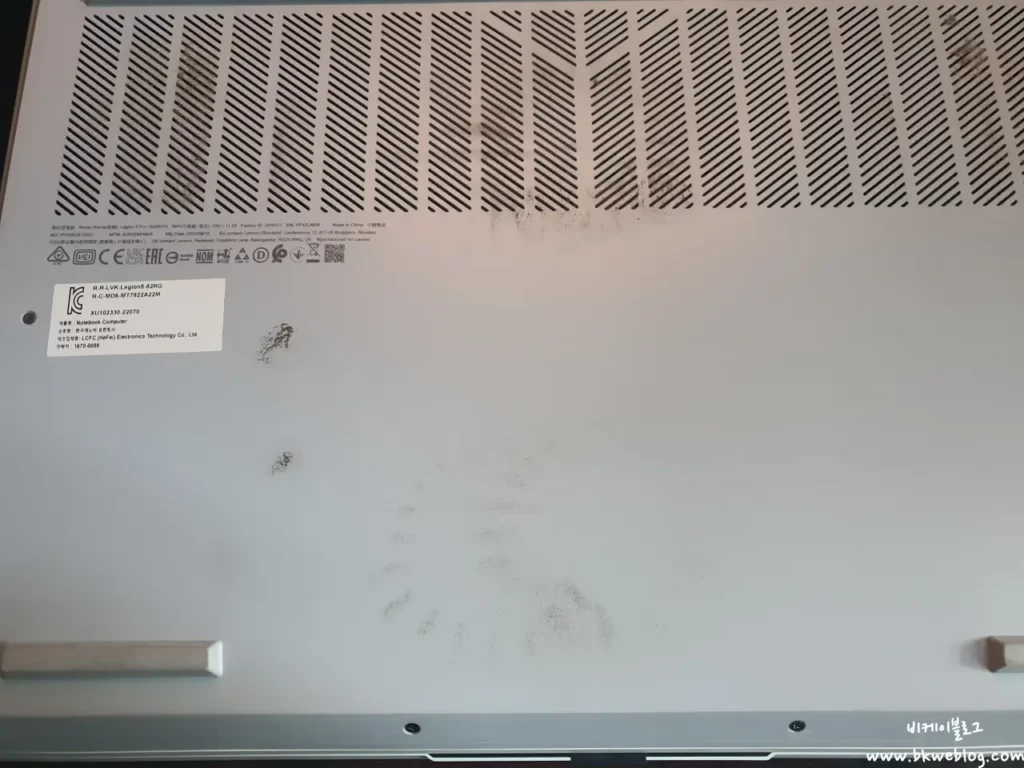 2년 넘게 사용한 게이밍 노트북 청소, 팬에 먼지가 얼마나 끼었는지 볼 수 있습니다.