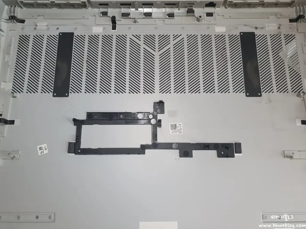 노트북 하판을 분해했습니다. 하판에 붙어있는 먼지들 노트북 먼지 청소