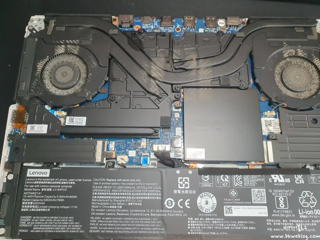 노트북 하판을 분해한 모습 팬에 먼지가 상당히 끼어 있습니다.