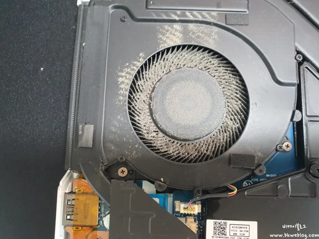 노트북 하판을 분해한 모습 팬에 먼지가 상당히 끼어 있습니다.