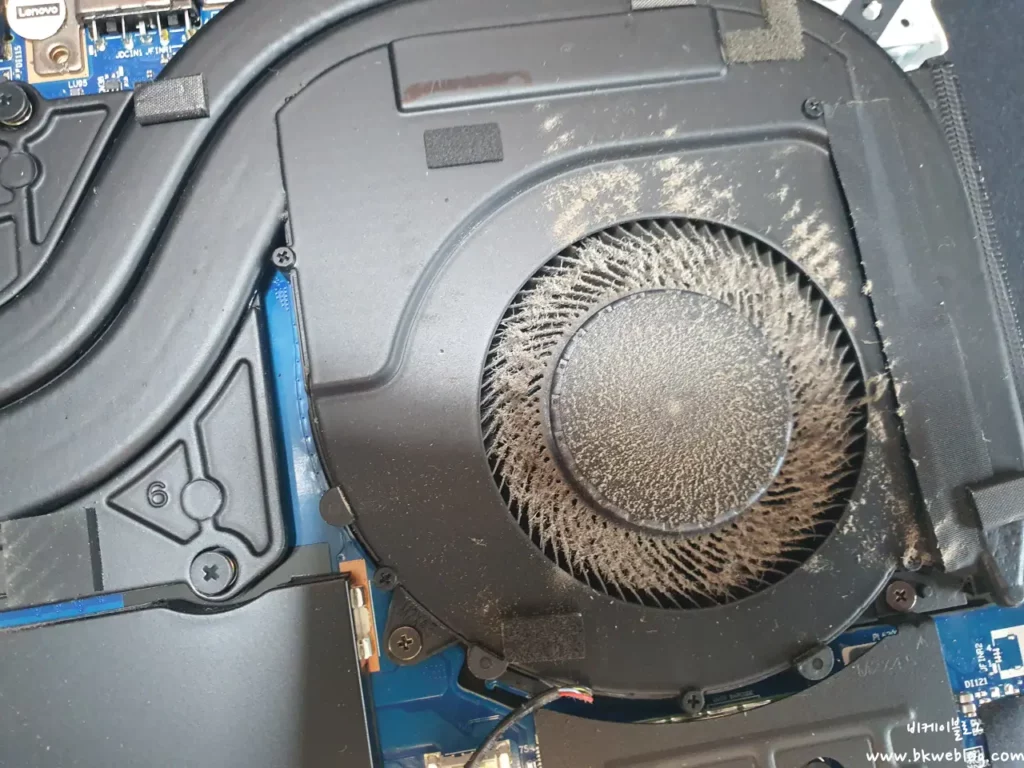 노트북 하판을 분해한 모습 팬에 먼지가 상당히 끼어 있습니다.