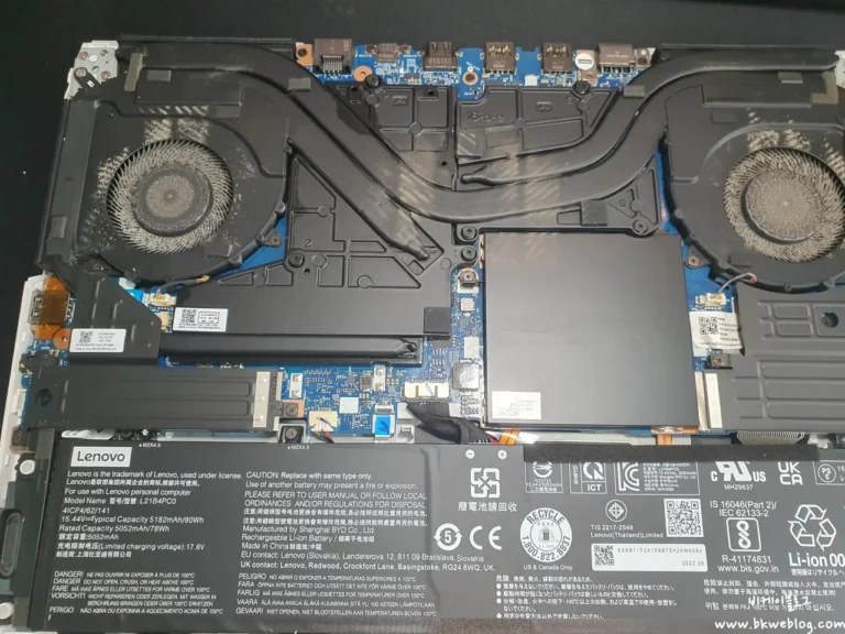 노트북 하판을 분해한 모습 팬에 먼지가 상당히 끼어 있습니다.